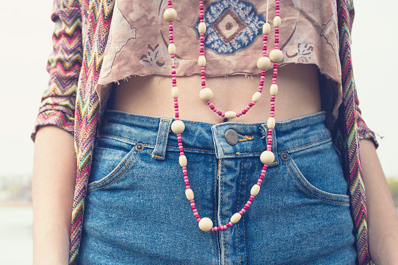 Home Young Girl In Denim Shorts Jewelry Accessories PNND3L8